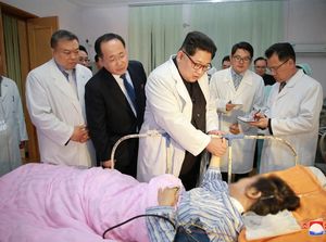 Saat Kim Jong-Un Jenguk Turis China Korban Kecelakaan Bus