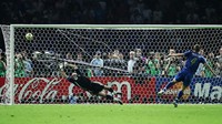 Sebagaimana gladiator, perjalanan karier De Rossi juga penuh drama kepahlawanan. Meski dapat kartu merah di Piala Dunia 2006, dia juga menjadi salah satu pahlawan Italia dengan bikin gol melalui penalti di final. (Alex Livesey/Getty Images)