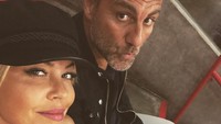 Vieri kerap terlihat bersama kekasihnya di Miami, Amerika Serikat. Mantan striker Timnas Italia itu memang tinggal di Miami. (Instagram @costy_caracciolo)