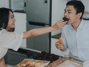 Anissa Aziza Janji Utamakan Raditya Dika Ketimbang Sinetron Stripping Anissa Aziza Janji Utamakan Raditya Dika Ketimbang Sinetron Stripping