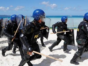Jelang Penutupan Boracay, Polisi-Militer Filipina Latihan Bersama