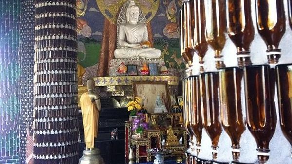 Foto: Vihara dari Jutaan Botol Bir di Thailand
