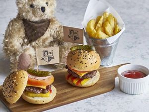 Gemas! Bisa Makan Bareng Boneka Teddy Bear di Kafe Ini