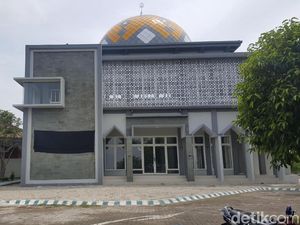 Kaligrafi Bandara Abdulrachman Saleh yang Ditutup Kain Hitam Kaligrafi Bandara Abdulrachman Saleh yang Ditutup Kain Hitam