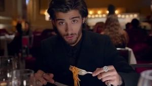 Begini Nih Gaya Makan Si Tampan Zayn Malik!