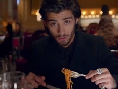 Begini Nih Gaya Makan Si Tampan Zayn Malik!