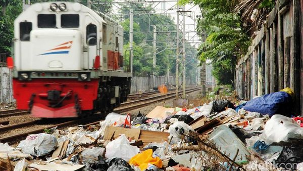 Sampah Menjulang Tinggi di Pinggir Rel Kereta Kramat Sentiong