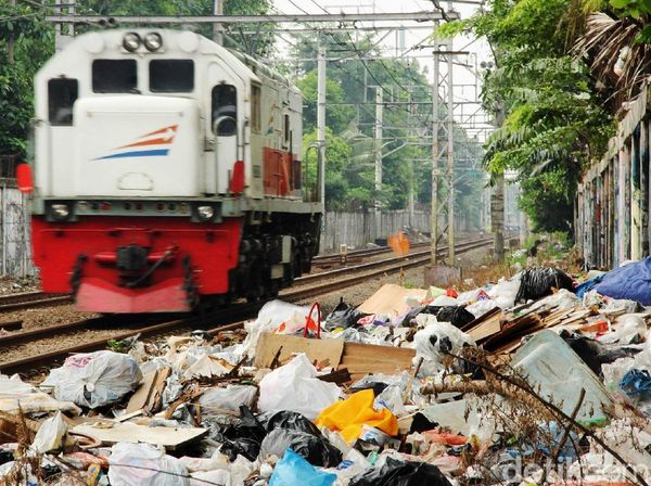 Sampah Menjulang Tinggi di Pinggir Rel Kereta Kramat Sentiong