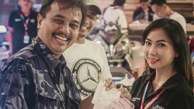 Roy Suryo menerima bukti pembayaran tanda jadi untuk pembelian BMW G 310 R