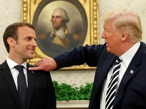 Momen Lucu Saat Trump Bersihkan Ketombe di Jas Macron