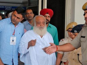 Perkosa Remaja 16 Tahun, Guru Spiritual India Dibui Seumur Hidup