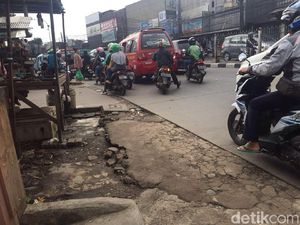 Wali Kota Minta Bina Marga Perbaiki Trotoar di Kramat Jati Wali Kota Minta Bina Marga Perbaiki Trotoar di Kramat Jati