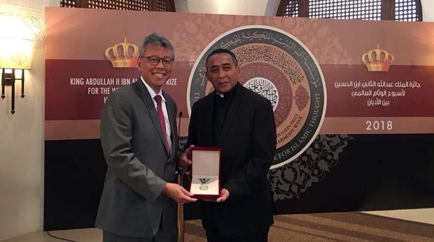 Dubes Andy Rachmianto (kiri) bersama Pendeta Jacklevyn Manuputty.