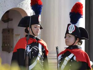 Tak Cuma Jokowis Angels, Begini Gaya Paspampres Wanita di Dunia