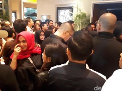 Makin Adem! Rieta Amalia Gandeng Suami Dukung Nagita Slavina dan Raffi