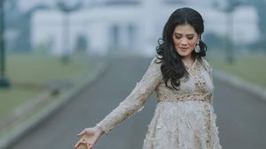 Kahiyang Ayu Dipuji Bumil Cantik Saat Pemotretan Pakai Kain Batik