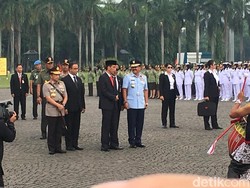 Anies Dampingi Jokowi di Apel Prajurit Wanita TNI-Polwan di Monas