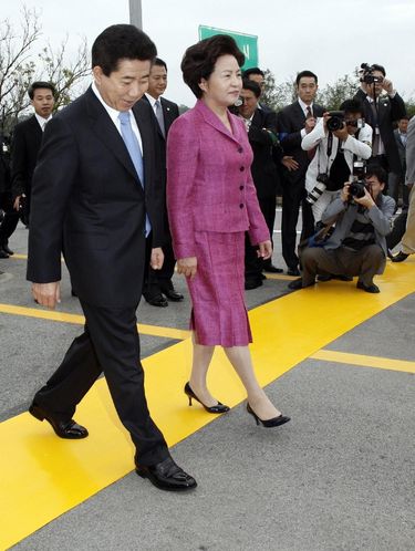 Roh Moo-hyun jadi presiden Korsel pertama yang melintasi DMZ, 2007.
