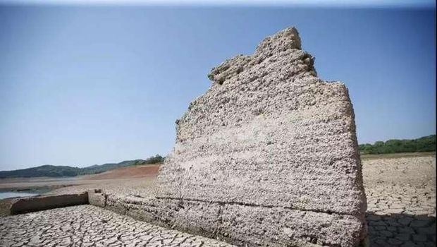 Desa yang 'Hilang' Terendam Air Ini Muncul Lagi Setelah 50 Tahun