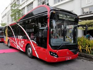 Risma Perkenalkan Bus Suroboyo yang Ongkosnya Dibayar Pakai Sampah