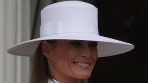 Gaya Melania Trump Pakai Topi Besar yang Bikin Heboh Netizen AS