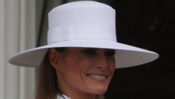 Gaya Melania Trump Pakai Topi Besar yang Bikin Heboh Netizen AS