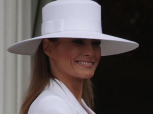 Gaya Melania Trump Pakai Topi Besar yang Bikin Heboh Netizen AS
