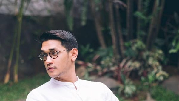 Potret Ganteng Afgan Saat Ngemil Popcorn dan Makan Siang di Kuala Lumpur