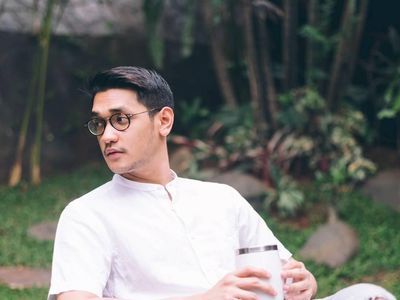 Potret Ganteng Afgan Saat Ngemil Popcorn dan Makan Siang di Kuala Lumpur