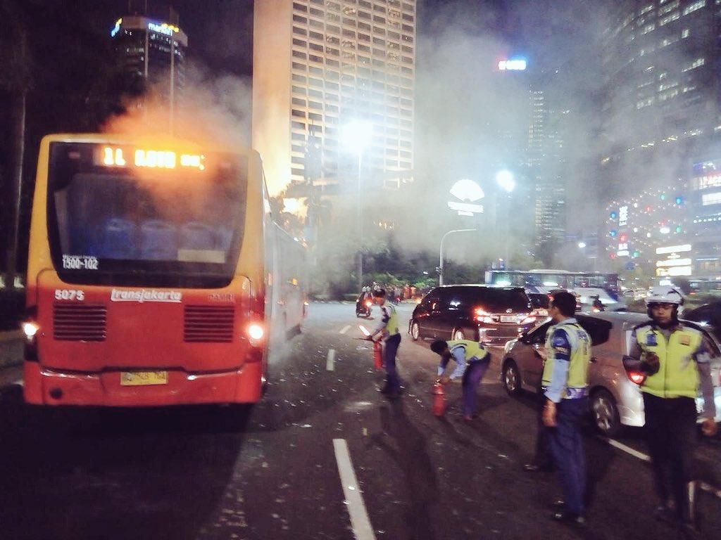 Asap Keluar dari Belakang Bus TransJakarta di Bundaran HI Asap Keluar dari Belakang Bus TransJakarta di Bundaran HI