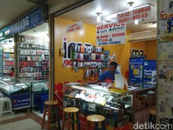 Curhatan Tukang Servis HP: Onderdil Mahal Karena Dolar AS Ngamuk