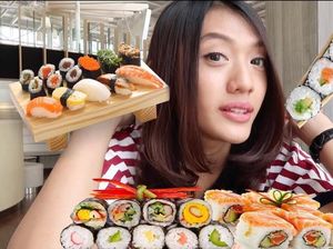 Cantiknya Calon Istri Raditya Dika, Anissa Aziza, Saat Ngeteh dan Makan Kue