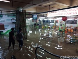 Penampakan Banjir Masuk ke Mal Cilegon