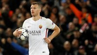 Roma menipiskan ketertinggalannya menjadi 1-5 lewat gol Dzeko pada menit ke-81. Foto: Phil Noble/Reuters