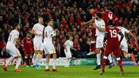 Firmino kembali mencatatkan namanya di papan skor pada menit ke-69. Gol sundulannya membawa Liverpool memimpin 5-0. Foto: Phil Noble/Reuters