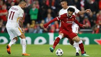 Salah sejak awal telah merepotkan lini belakang Roma. Winger asal Mesir itu membuat Juan Jesus harus bekerja sangat keras. Foto: Phil Noble/Reuters
