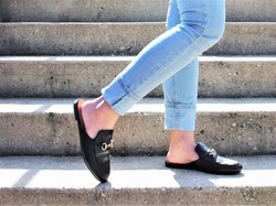 Bosan Pakai Sneakers? 5 Sepatu Ini Juga Stylish Dipadu dengan Jeans