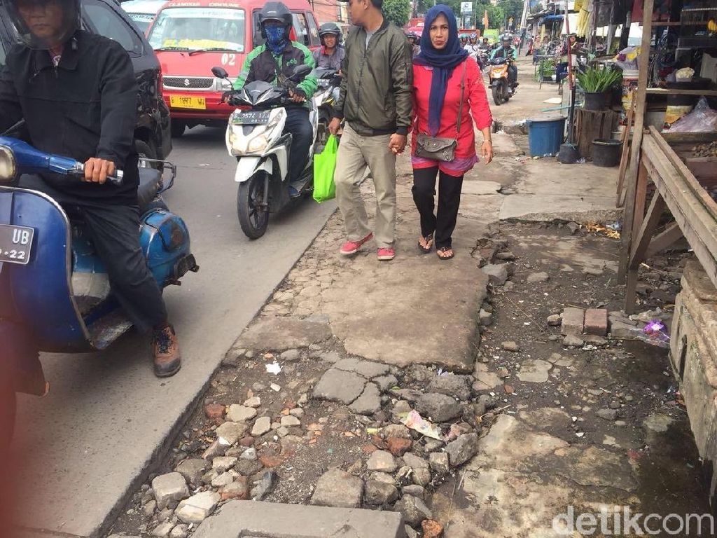 Tak Nyaman, Pedestrian Keluhkan Minimnya Trotoar di Kramat Jati Tak Nyaman, Pedestrian Keluhkan Minimnya Trotoar di Kramat Jati