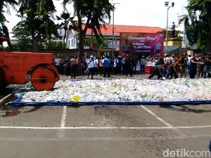 Polisi Musnahkan Miras, Botolnya Dilindas Alat Berat Polisi Musnahkan Miras, Botolnya Dilindas Alat Berat