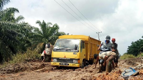 Penampakan Jalan Rusak di Banyuasin yang Jadi Bubur