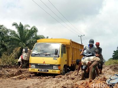 Penampakan Jalan Rusak di Banyuasin yang Jadi Bubur