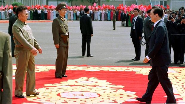 Kim Jong-il bertemu dengan Kim Dae-jung di Pyongyang, 2000.