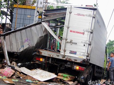Foto: Kerusakan Mobil yang Tertabrak Kereta di Kramat Sentiong