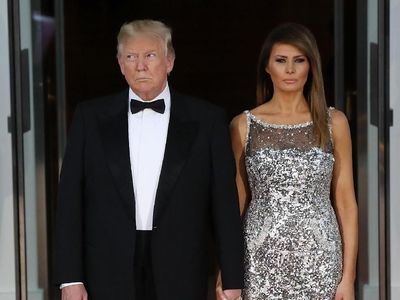 Pesona Melania Trump Sambut Presiden Prancis, Pakai Gaun Fresh dari Runway