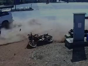 Suka Ngebut di Perempatan Jalan? Bisa-bisa Bernasib Sial Kayak Innova Ini