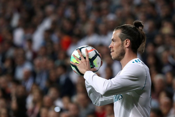 Soccer Football - La Liga Santander - Real Madrid vs Athletic Bilbao - Santiago Bernabeu, Madrid, Spain - April 18, 2018   Real Madrids Gareth Bale prepares to take a throw in            REUTERS/Susana Vera