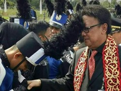 Tak Marah, Mendagri Tertawa Saat Kecolok Topi hingga Viral