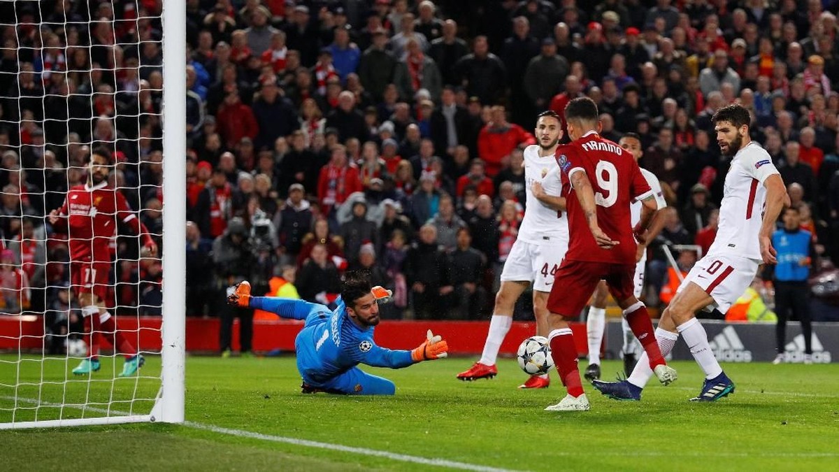 Roberto Firmino mencetak gol ketiga Liverpool ke gawang AS Roma (Foto: Phil Noble/Reuters)