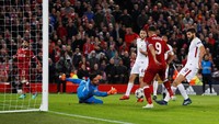 Cuma berselang lima menit, giliran Firmino yang menggetarkan gawang Roma. Firmino juga menyelesaikan assist dari Salah. Foto: Phil Noble/Reuters