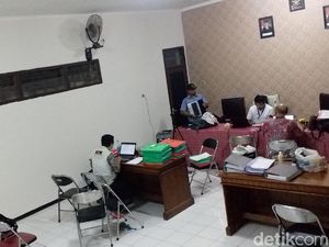 Empat Kantor Dinas di Mojokerto Digeledah KPK Empat Kantor Dinas di Mojokerto Digeledah KPK